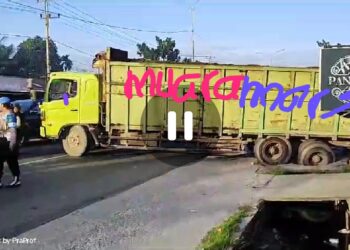 Truck Merk Hino BK 8050 WO Hantam Ruko Jl Subrantas Km 10.5 Pekanbaru