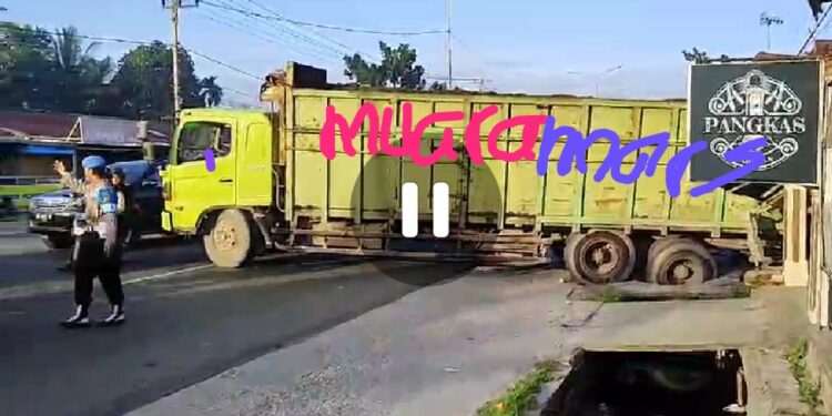 Truck Merk Hino BK 8050 WO Hantam Ruko Jl Subrantas Km 10.5 Pekanbaru