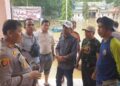 Naiki Perahu Motor, Polsek Siak Hulu Bantu Warga Terdampak Banjir Sekaligus Cooling System Pemilu Damai