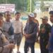 Naiki Perahu Motor, Polsek Siak Hulu Bantu Warga Terdampak Banjir Sekaligus Cooling System Pemilu Damai