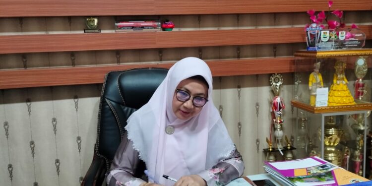 Kepsek SMAN 1 Pekanbaru Dra Baini, M.Pd Siap Majukan Sekolah Tiga Program Prioritas