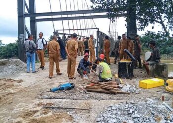 Pj Bupati dan Kadis PUPR Kampar Kunjungi  Kondisi Jembatan Gantung di desa Gobah