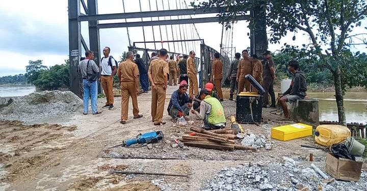 Pj Bupati dan Kadis PUPR Kampar Kunjungi  Kondisi Jembatan Gantung di desa Gobah