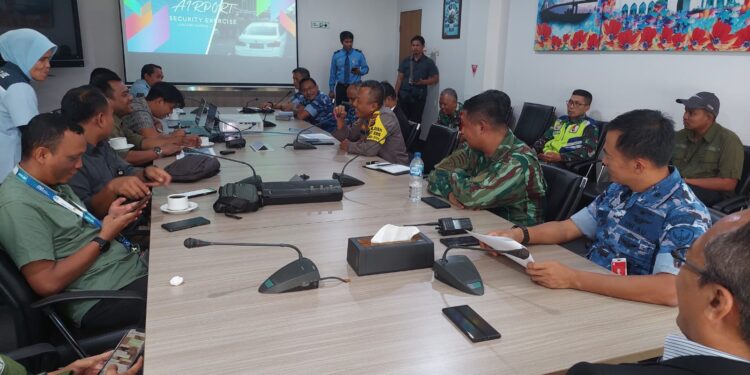 Kapolsek Bukit Raya Hadiri Rapat Koordinasi Pelaksanaan Airport Security Exercise ( ASE ) Tahun 2024