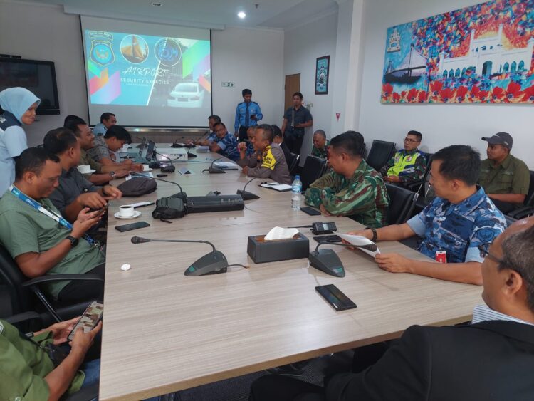 Kapolsek Bukit Raya Hadiri Rapat Koordinasi Pelaksanaan Airport Security Exercise ( ASE ) Tahun 2024