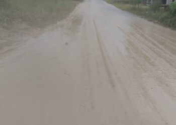 Bahaya”, Warga Desa Pangkalan Baru Terancam Akibat Jalan Licin