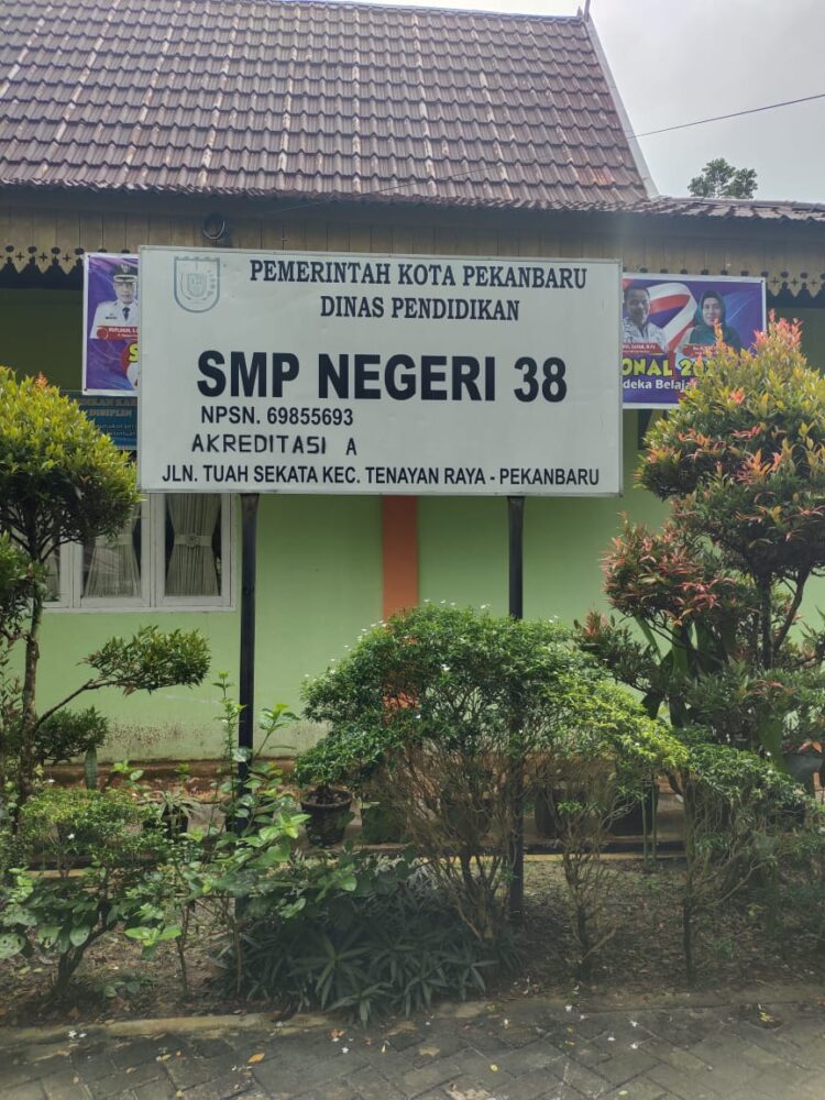 Alasan Hutang,” Pihak SMP Negeri 38 Pekanbaru Tahan Ijazah Siswanya,”