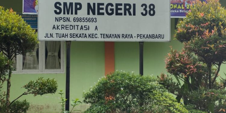 Alasan Hutang,” Pihak SMP Negeri 38 Pekanbaru Tahan Ijazah Siswanya,”