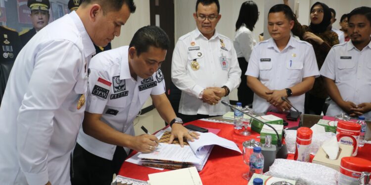 Kanwil Kemenkumham Riau Gelar Penandatanganan Kontrak 14 Bantuan Hukum Gratis Untuk Masyarakat Miskin