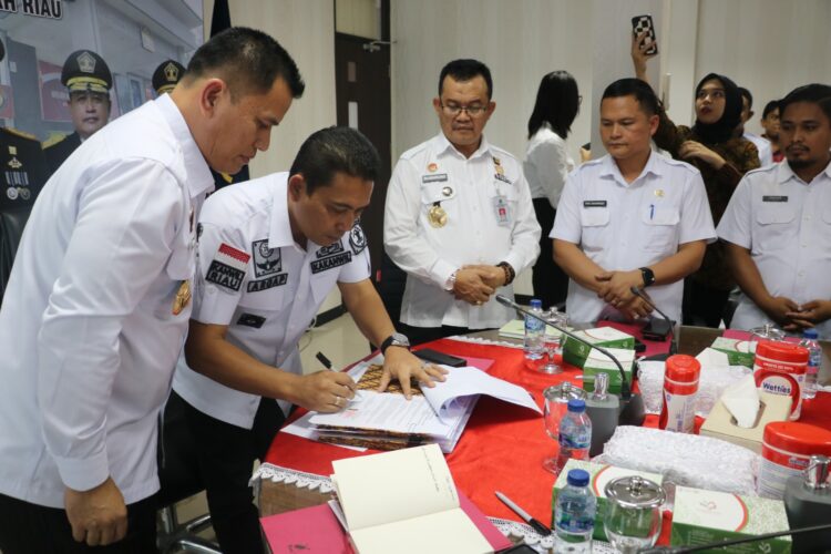 Kanwil Kemenkumham Riau Gelar Penandatanganan Kontrak 14 Bantuan Hukum Gratis Untuk Masyarakat Miskin