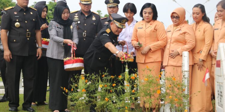Hari Bhakti Imigrasi ke-74, Kanwil Kemenkumham Riau Tabur Bunga di TMP Kusuma Dharma