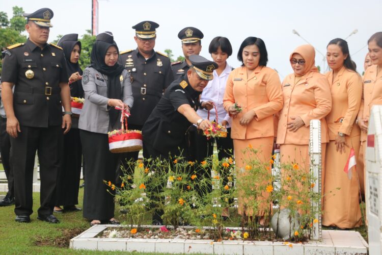 Hari Bhakti Imigrasi ke-74, Kanwil Kemenkumham Riau Tabur Bunga di TMP Kusuma Dharma