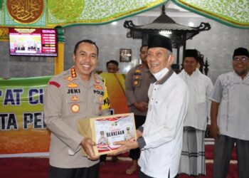Kombes Pol Jeki Rahmat Mustika, SIK Serahkan Santunan Kepada Pengurus Mesjid Abidin