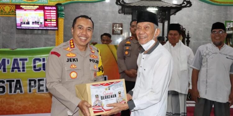 Kombes Pol Jeki Rahmat Mustika, SIK Serahkan Santunan Kepada Pengurus Mesjid Abidin