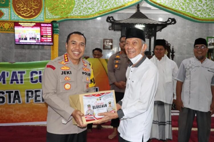 Kombes Pol Jeki Rahmat Mustika, SIK Serahkan Santunan Kepada Pengurus Mesjid Abidin