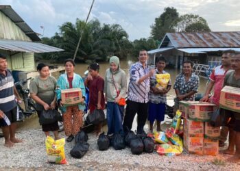 Kades Petapahan Aidil Usman, SE Serahkan Bantuan Sembako Kepada Masyarakat Terdampak Musibah Banjir