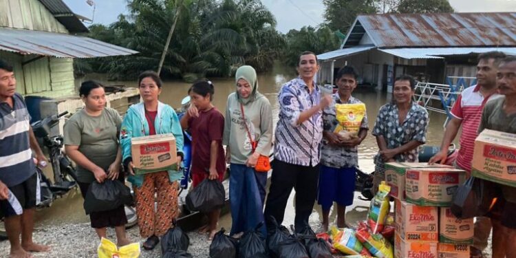 Kades Petapahan Aidil Usman, SE Serahkan Bantuan Sembako Kepada Masyarakat Terdampak Musibah Banjir