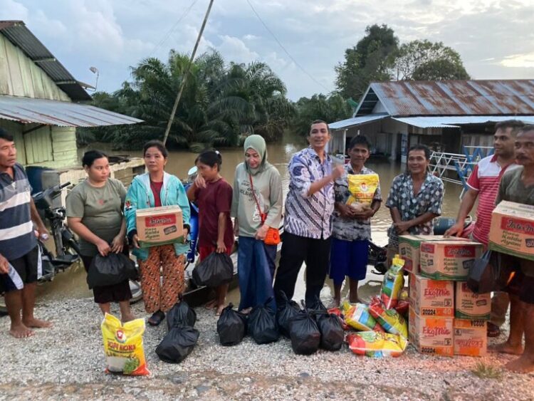 Kades Petapahan Aidil Usman, SE Serahkan Bantuan Sembako Kepada Masyarakat Terdampak Musibah Banjir