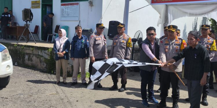 Kapolresta Jeki Rahmad dan Ketua KPU Pekanbaru Anton Merciyanto Laksanakan Kegiatan Simulasi Pendistribusian Logistik Pemilu 2024