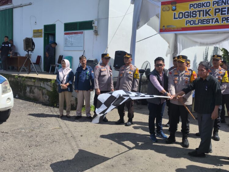 Kapolresta Jeki Rahmad dan Ketua KPU Pekanbaru Anton Merciyanto Laksanakan Kegiatan Simulasi Pendistribusian Logistik Pemilu 2024