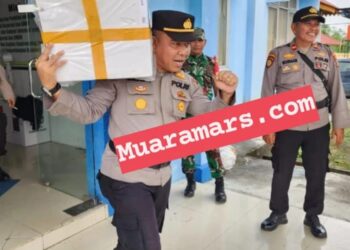 Kapolsek Tambang AKP Marupa Sibarani Angkat logistik Pemilu Untuk Pendistribusian ke 17 Desa