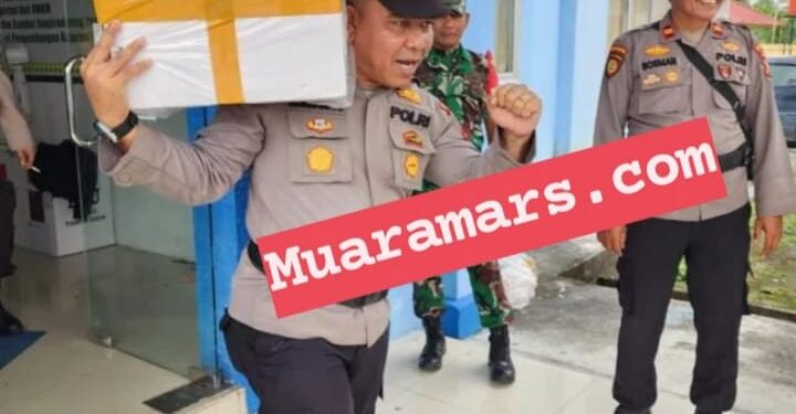 Kapolsek Tambang AKP Marupa Sibarani Angkat logistik Pemilu Untuk Pendistribusian ke 17 Desa