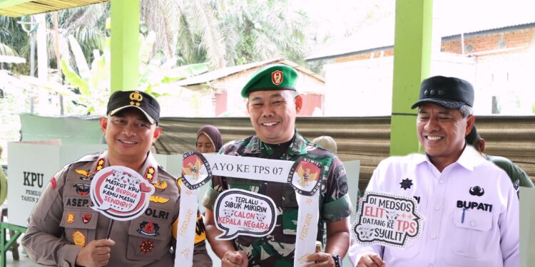 Kapolres Siak, AKBP Asep Sujarwadi, S.I.K., M.S.I. Bupati Siak Alpedri dan Rombongan Personel Polres Siak Laksanakan Monitoring ke TPS