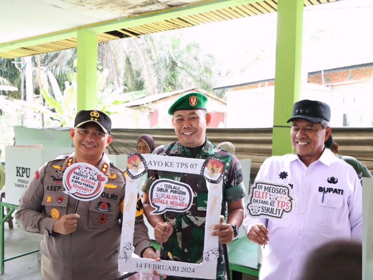 Kapolres Siak, AKBP Asep Sujarwadi, S.I.K., M.S.I. Bupati Siak Alpedri dan Rombongan Personel Polres Siak Laksanakan Monitoring ke TPS