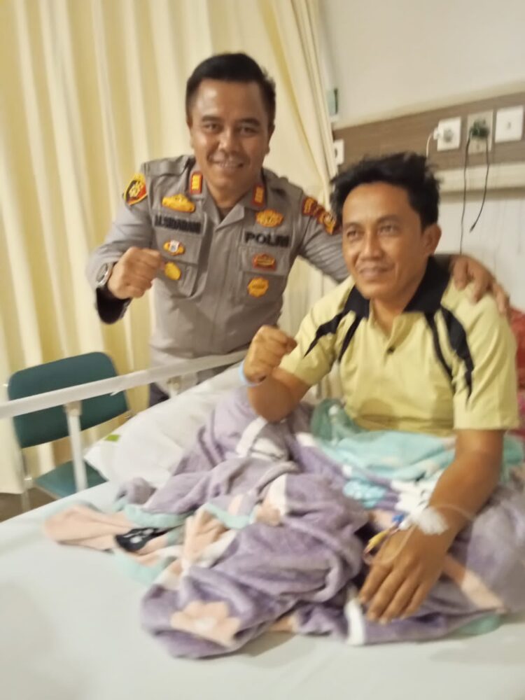 Kapolsek Tambang Bezuk Ketua PPK Tambang di RS Awal Bros Panam