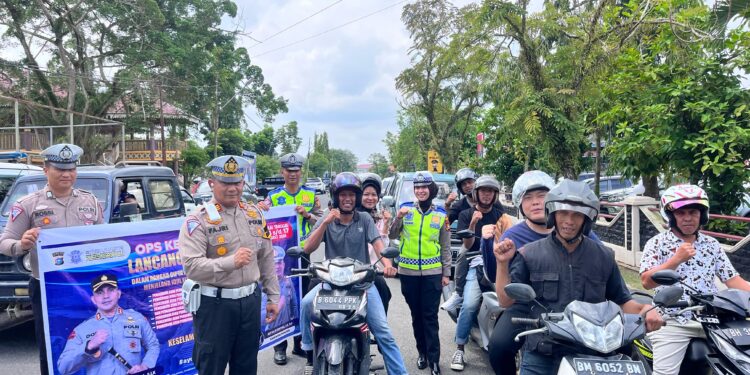 Kasat Lantas AKP Fajri Sentosa Bersama Polwan Bagikan Helm Operasi Keselamatan LK 2024   