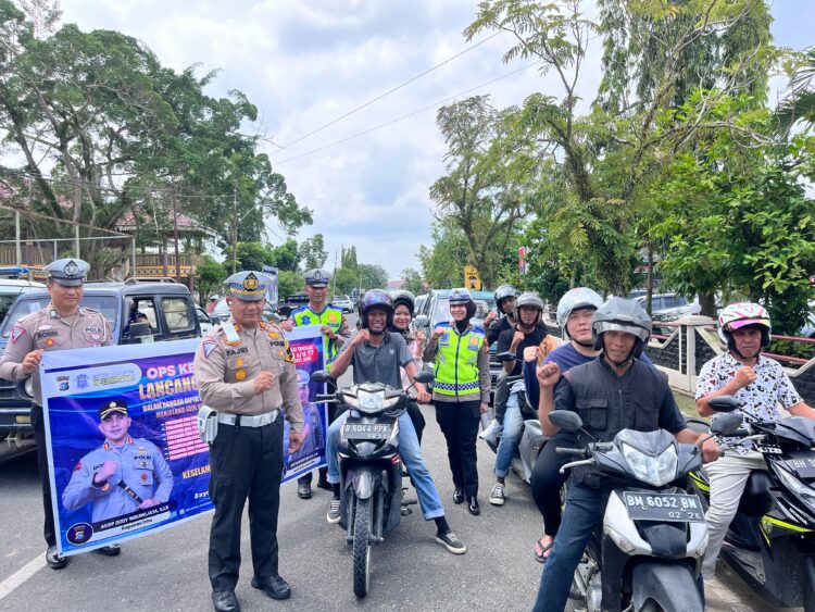 Kasat Lantas AKP Fajri Sentosa Bersama Polwan Bagikan Helm Operasi Keselamatan LK 2024   