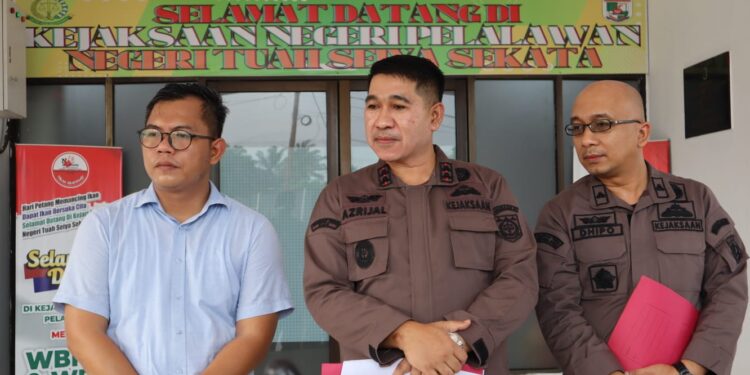 Tim Penyidik Pidsus Kejaksaan Negeri Pelalawan Tetapkan Tersangka Korupsi Pungli PTSL