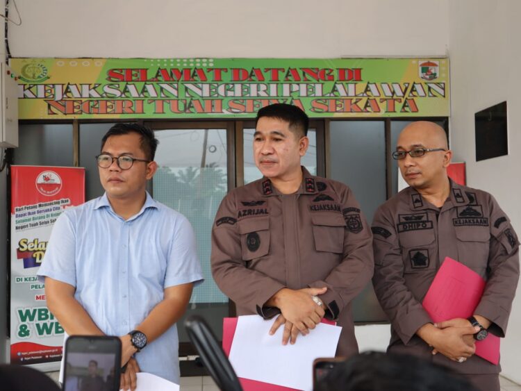 Tim Penyidik Pidsus Kejaksaan Negeri Pelalawan Tetapkan Tersangka Korupsi Pungli PTSL