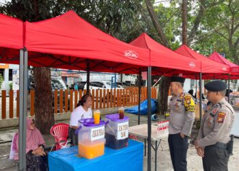 Sat Samapta Polresta Pekanbaru Berikan Pengamanan Kepada Masyarakat Yang Berburu Takjil   