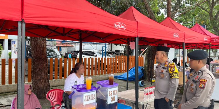 Sat Samapta Polresta Pekanbaru Berikan Pengamanan Kepada Masyarakat Yang Berburu Takjil   
