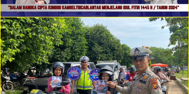 Satgas Preemtif Polres Kuansing Melaksanakan Giat Pemasangan Stiker dan Penyebaran Brosur Himbauan Tertib Berlalu Lintas
