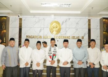Mayor Inf 132/BS Bambang Budi Hartanto Buka Bersama ustad abdul somad batubara