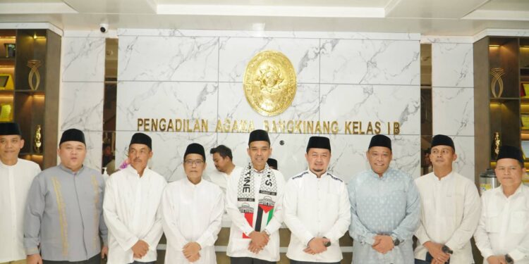 Mayor Inf 132/BS Bambang Budi Hartanto Buka Bersama ustad abdul somad batubara