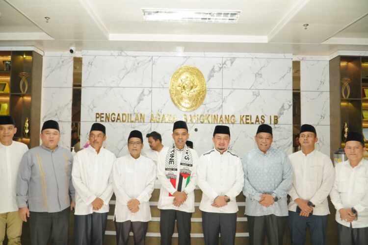 Mayor Inf 132/BS Bambang Budi Hartanto Buka Bersama ustad abdul somad batubara
