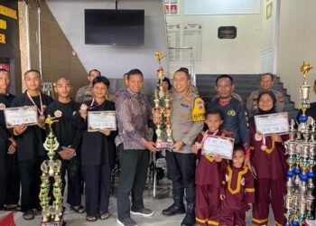 Kapolresta Pekanbaru Kombes Pol Jeki Rahmat Mustika,SIK menyerahkan piala bergilir Kapolresta Cup II