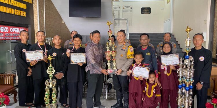 Kapolresta Pekanbaru Kombes Pol Jeki Rahmat Mustika,SIK menyerahkan piala bergilir Kapolresta Cup II