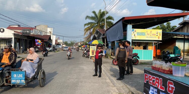 Personel Polres Kampar Lakukan Pengamanan Pasar Tumpah Jelang Buka Puasa