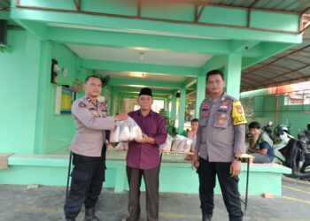 Berkah Ramadhan, Polsek Bukit Raya Bagikan 60 Nasi Bungkus Untuk Buka Puasa di Masjid Al-Ikhlas.