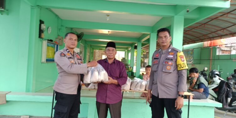 Berkah Ramadhan, Polsek Bukit Raya Bagikan 60 Nasi Bungkus Untuk Buka Puasa di Masjid Al-Ikhlas.