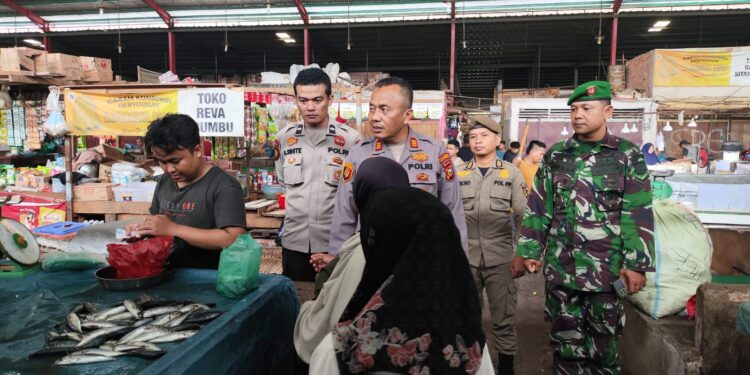 Berikan Rasa Aman, Polsek Bukit Raya Laksanakan Patroli Ke Pasar Pagi Arengka