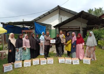 Jum’at Berkah, Polsek Bukit Raya Bagikan 15 Paket Sembako Untuk Warga.