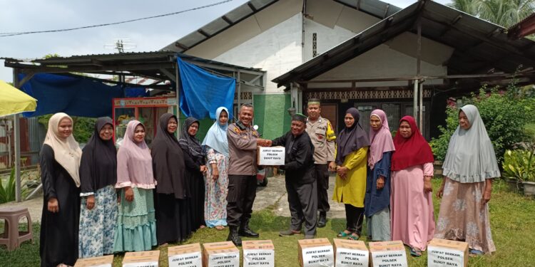 Jum’at Berkah, Polsek Bukit Raya Bagikan 15 Paket Sembako Untuk Warga.