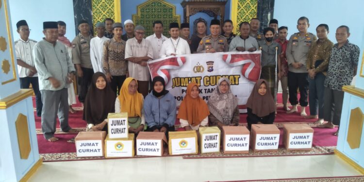 Polresta Pekanbaru Gelar Jum’at Curhat dan Serahkan Paket Sembako