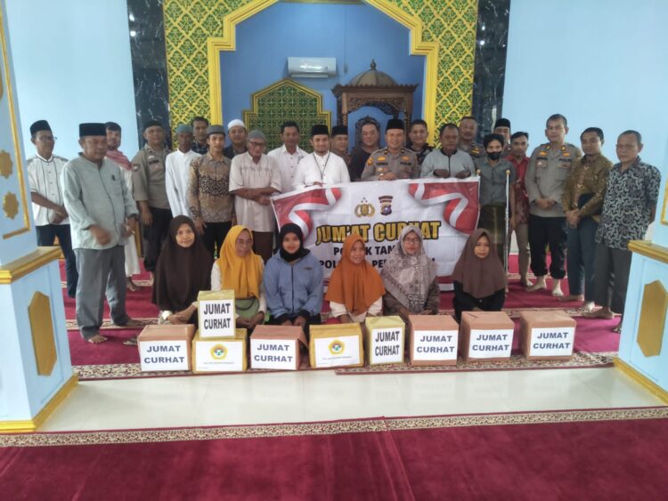 Polresta Pekanbaru Gelar Jum’at Curhat dan Serahkan Paket Sembako