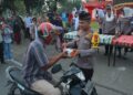 Kapolres Kampar Bersama PJU Bagi Takjil Sebelum Buka Puasa